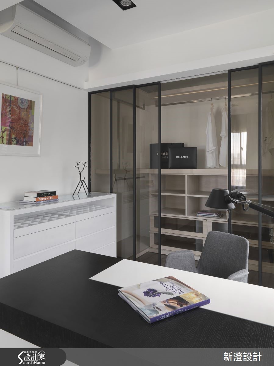 步入位於新竹市香山區的 34 坪居宅，酷黑與純白的強烈